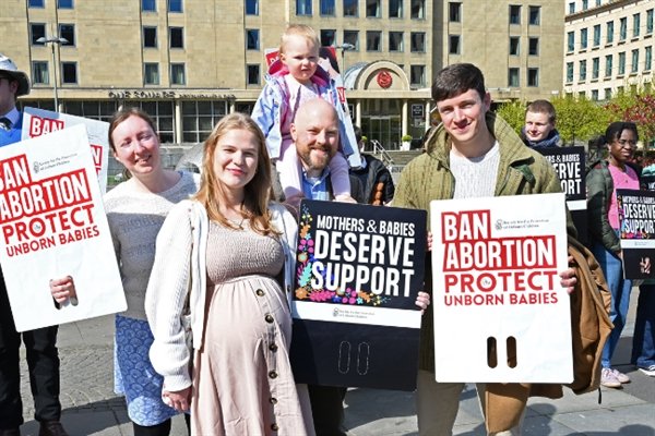 Over 200 rally in defence of unborn at Edinburgh pro-life chain