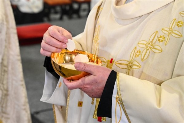 Irish Catholic priest refuses Communion to pro-abortion politician